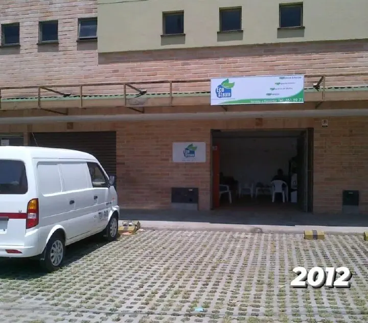 El primer local en 2012: taller de autospa con la vitrina de servicios a vapor