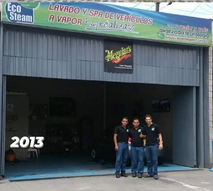 2013: lavado y spa de vehículos a vapor especializado, con el primer equipo en la puerta del taller