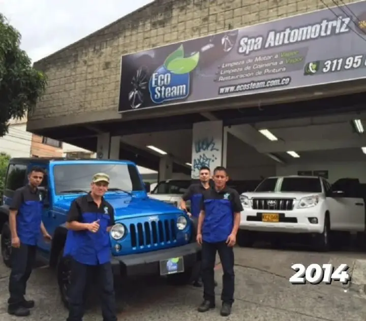 2014: el equipo del spa automotriz frente al taller, con limpieza de motor y cojinería a vapor
