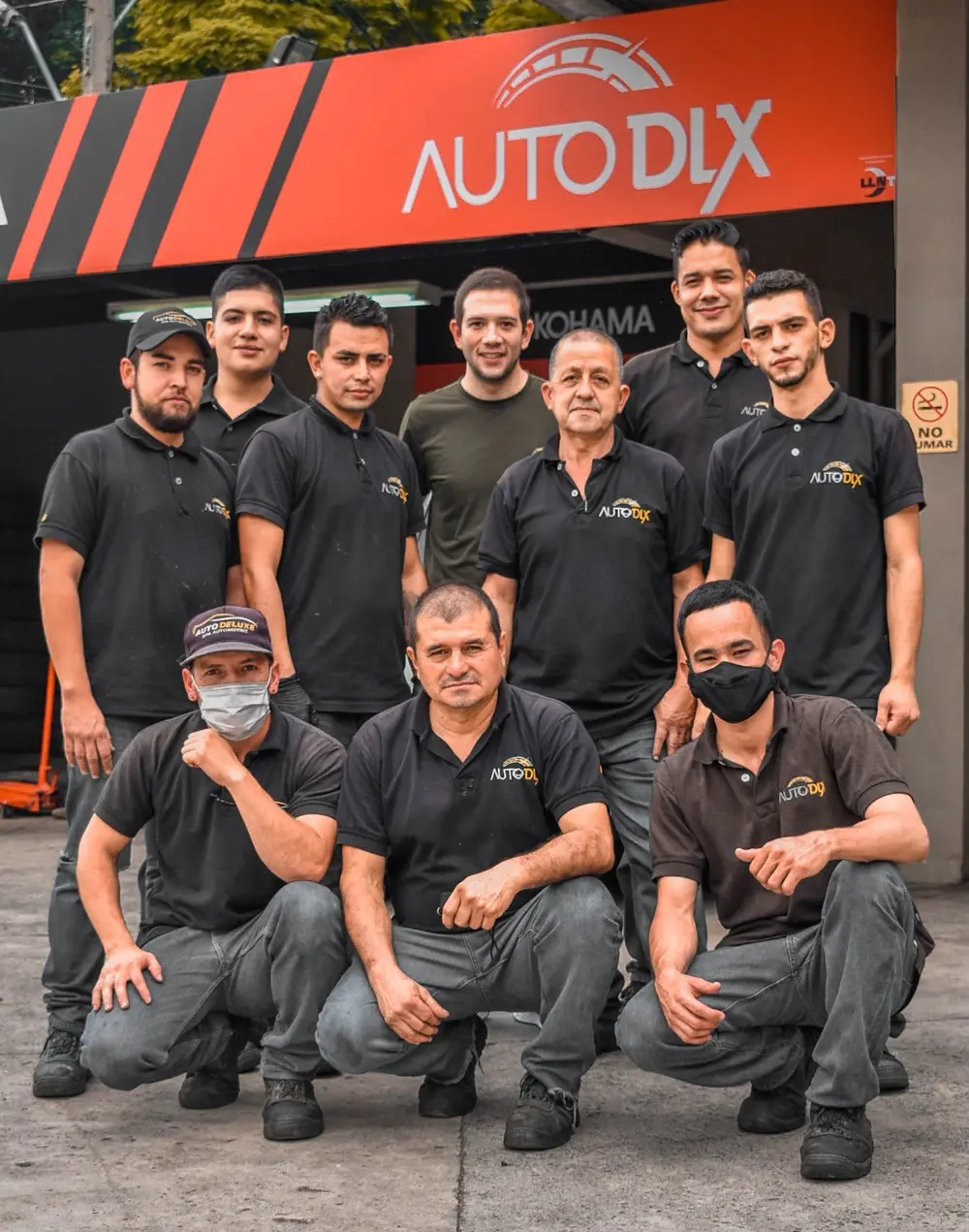 El equipo completo hoy, reunido bajo el aviso del taller